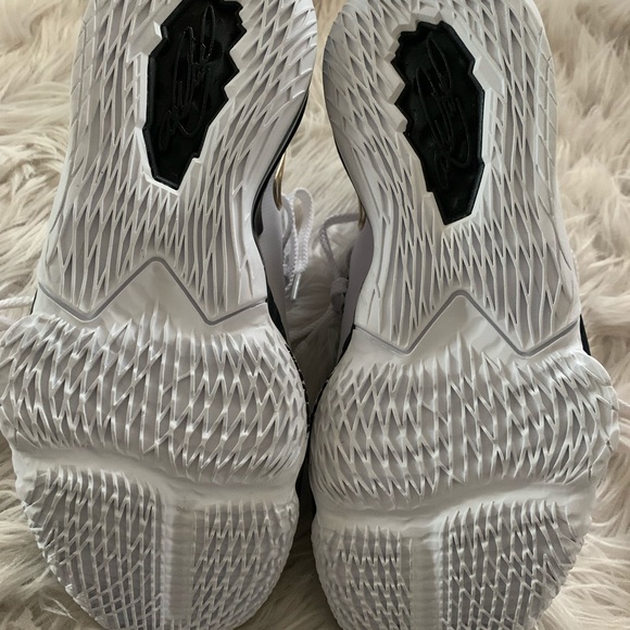 Dead Stock Lebron 17 Black White & Gold Metallic- 7 - Picture 6 of 8